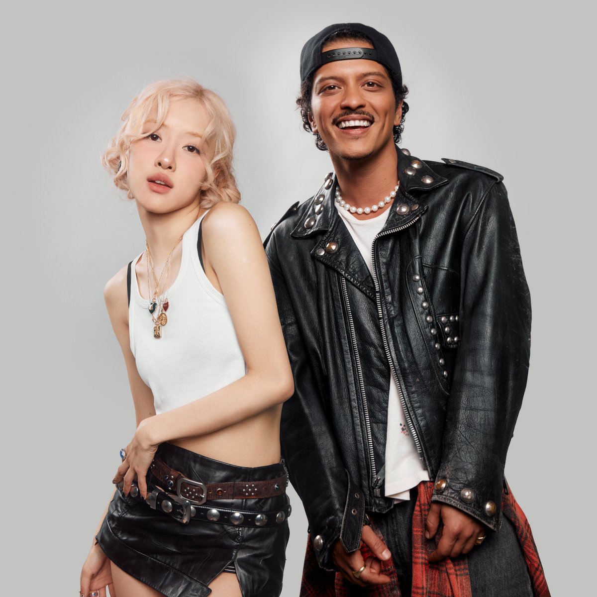 charts_rose's tweet photo. ROSÉ &amp; Bruno Mars “APT.” becomes the first music video in history to spend 100 days at #1 on YouTube US Top Music Videos daily chart. https://t.co/XguxdqzFIy