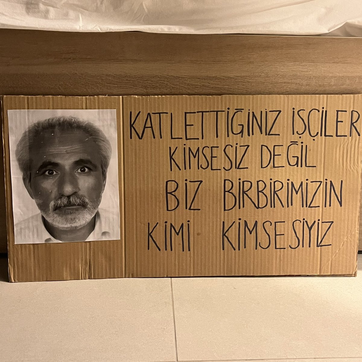 MHP’li patron kaçak madende çalıştırdı. 
Kaza geçirince hastaneye götürülmek yerine ormanlık alanda canlı canlı yakıldı. 
AKP’li yargı ve basın salağa yattı.
Devlet ailesini geri göndermeye kalktı. 
Afgan işçi Muhammed Nourtani’yi unutma! 
#1m2025Taksim 
#Taksim
#Yasasın1Mayıs