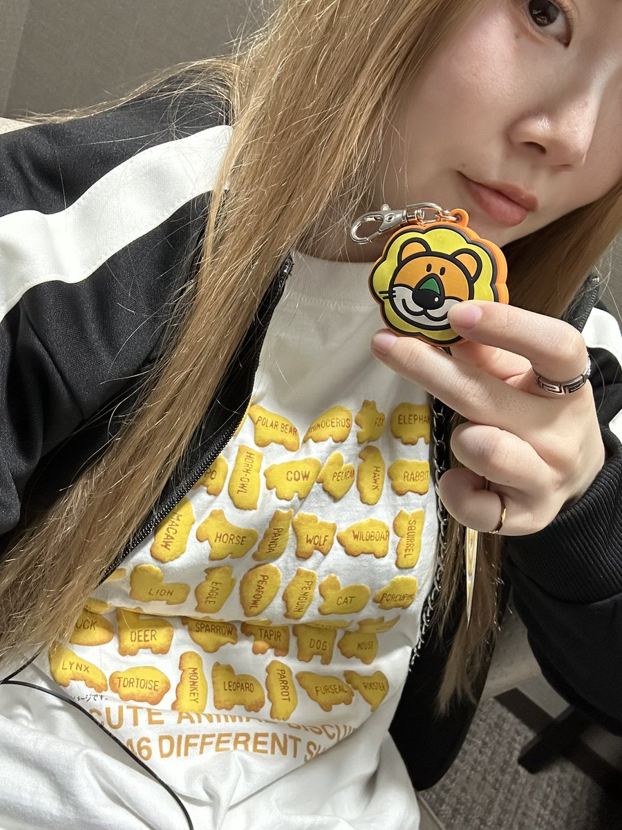 hono30501's tweet photo. 今日は大好きなたべっ子どうぶつの映画公開日！
そしてその今日が私の誕生日！
誕生日と被るなんてすごい確率よね
ということでたべっコーデで仕事🫰

早く観にいきたいなあ🦁🐰
スクリーンでおっきなたべっ子たち観たい🐊🐥⸒ https://t.co/ulenIgSxTi