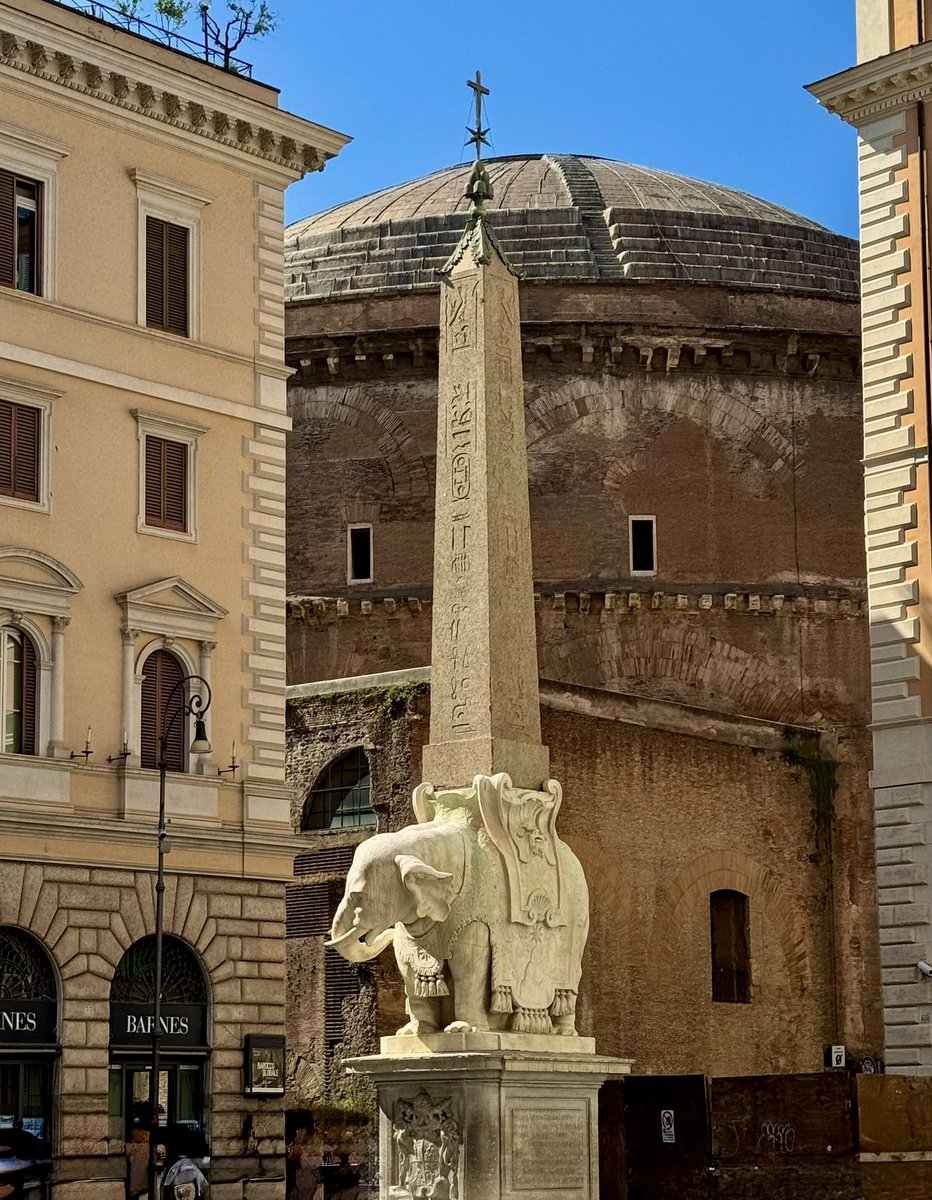 Nel ‘600 Bernini piazza un elefantino con l’obelisco e qualcuno storce il naso. Lui lo gira de culo verso i frati, e sullo sfondo se la ride pure er Pantheon, Roma…dove pure l’arte c’ha il senso dell’umorismo!🐘😜 #Roma #Rome