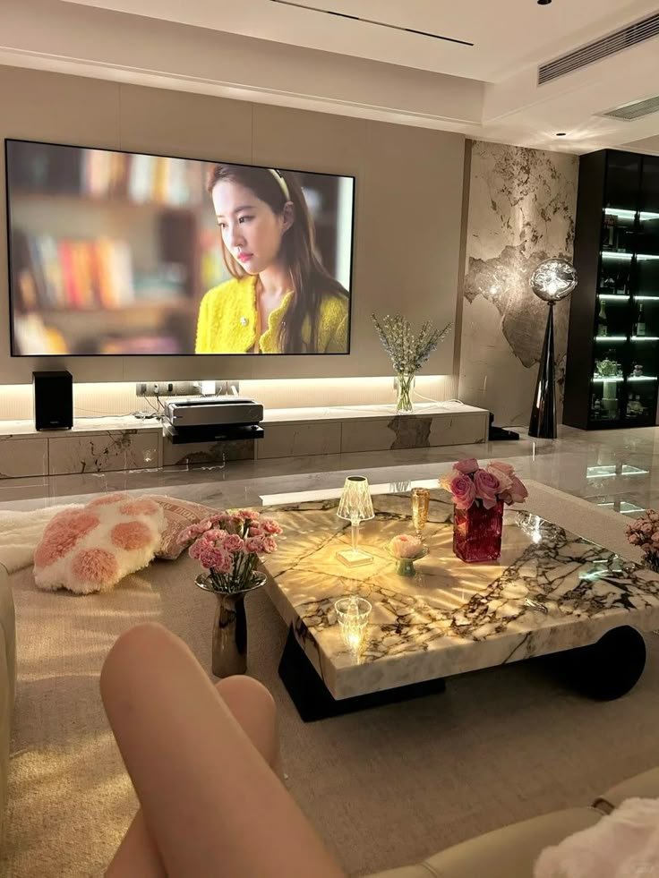 reckIewss's tweet image. Hari libur gini bawannya ingin males malesan aja di rumah.