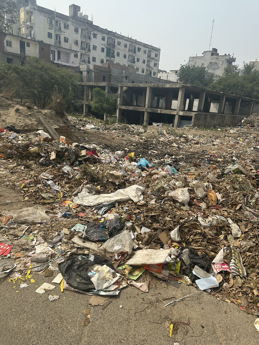 looking4peace2's tweet photo. @noida_authority @dmgbnagar @myogiadityanath Please app baar baar kuda haha mat  daliye pure sector 70 ka kuda haha par daal date he. Kirpiya kuda dalana baad kare. https://t.co/K4BSEpJDdl