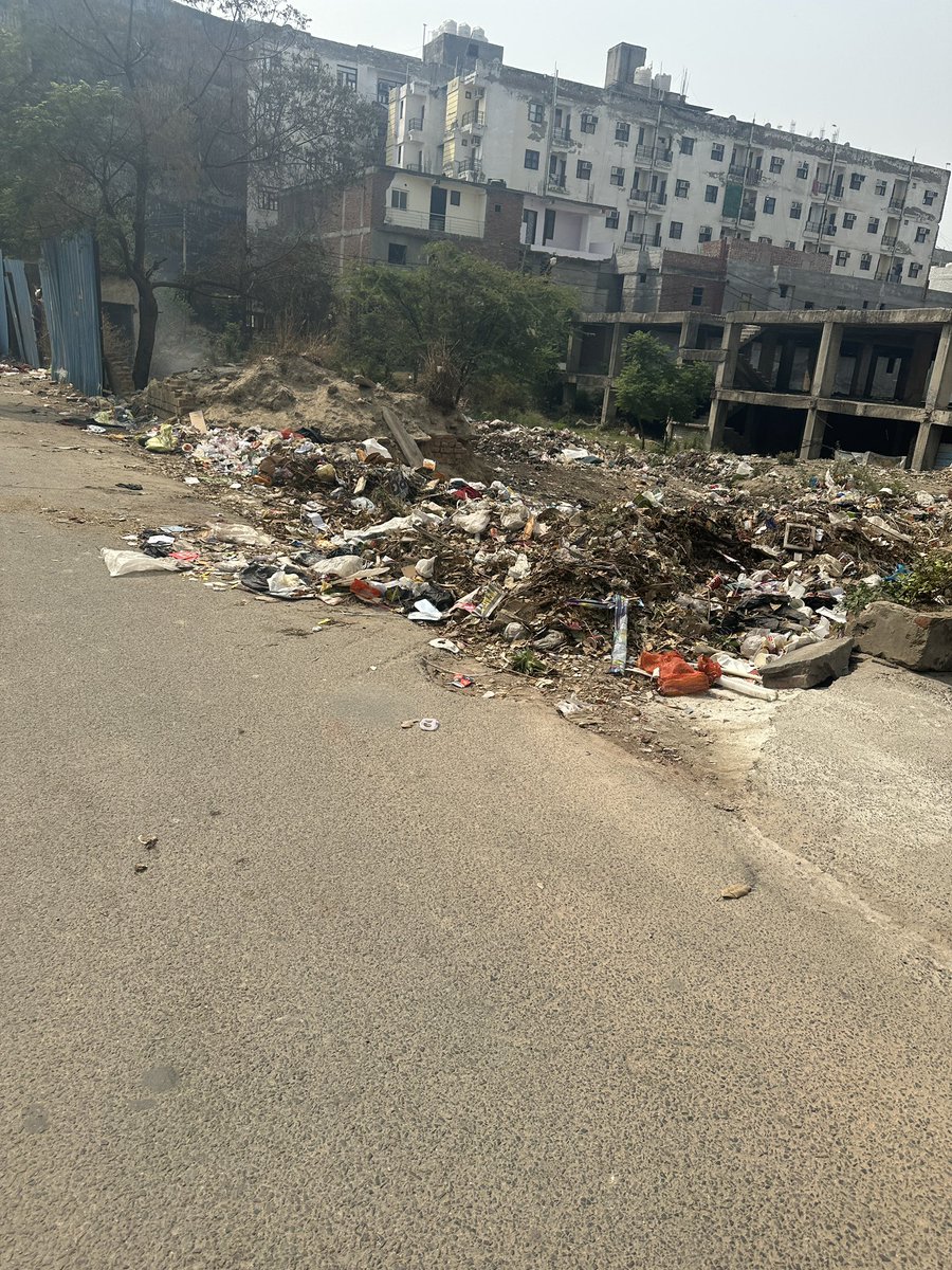 looking4peace2's tweet photo. @noida_authority @dmgbnagar @myogiadityanath Please app baar baar kuda haha mat  daliye pure sector 70 ka kuda haha par daal date he. Kirpiya kuda dalana baad kare. https://t.co/K4BSEpJDdl
