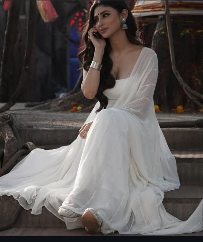 srabantic's tweet image. From love to vengeance: @Roymouni's haunting portrayal of #Mohabbat in #TheBhootnii leaves audiences spellbound! She's receiving rave reviews for this unforgettable performance. #MouniRoy