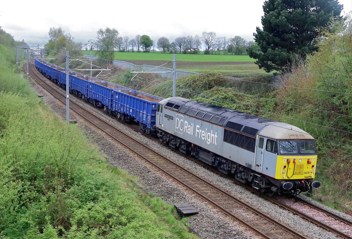 DHolden5884's tweet photo. #Onthisday on May 1st 2023, DC Rail Freight Class 56 loco 56091 'Driver Wayne Gaskell - The Godfather' approaches Garswood, hauling the 4Z85 empty sand train Ravenhead Sidings to Derby Chaddesden Sidings

#Garswood #class56 #loco #Ravenhead #Derby #DCRailfreight
#godfather https://t.co/UuQFxwgrcC