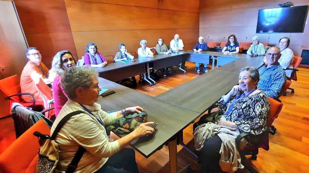 En l'àmbit sanitari (com en la majoria de lluites) ens reunim amb entitats per escoltar les seves problemàtiques i reivindicacions.
Ahir, però, ens vam reunir amb <a href="/SalvemCAPCrde10/">SalvemCAPCardedeu</a> per escoltar la seva victòries: han aconseguit passar de tenir 4,5 metges als 12 que els pertocaven!