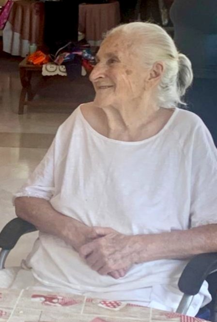 Ha muerto a los 97 años #Pasionaria León Díaz, que de niña sufrió la Huía, la Desbandá, el exilio, la ocupación nazi, o el despojo hasta de su nombre a su vuelta.
Hace unos días, la derecha le negó un merecido homenaje en Marbella.

Descansa en paz, Pasionaria.
No te olvidaremos