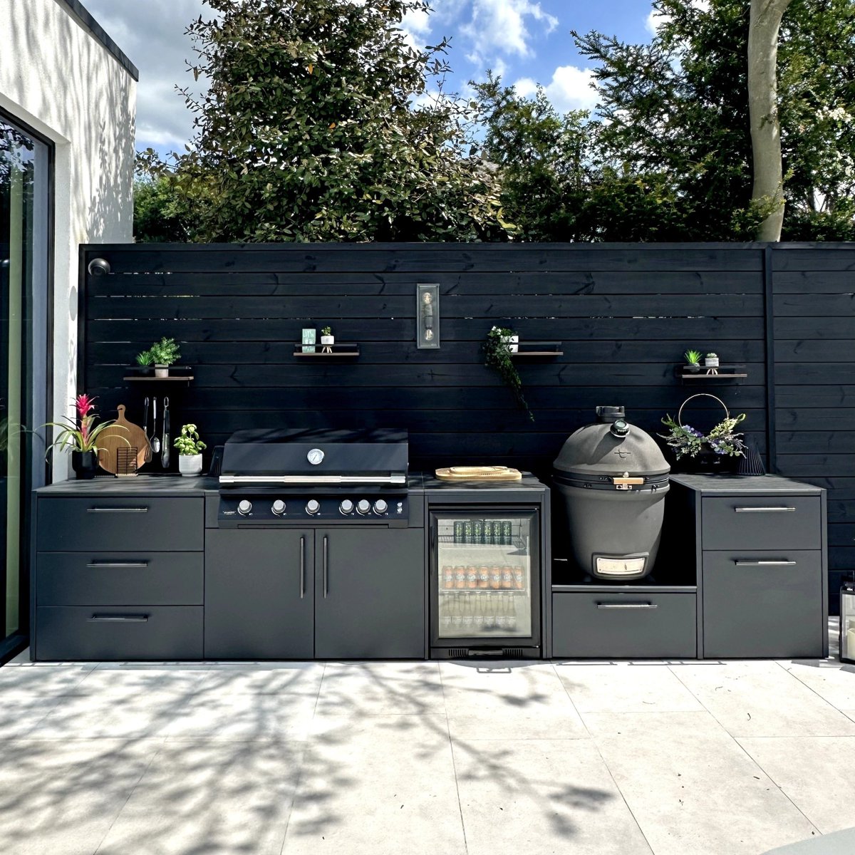 MangowOutdoors's tweet image. 🔥🍗 Spring BBQs are better with an Outdoor Kitchen! Cook, entertain, and enjoy al fresco dining with family and friends. What’s your signature dish? 👉 mangow.co.uk #OutdoorKitchen #GardenEntertaining #SpringDining