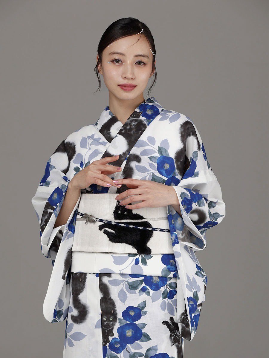 椿の花の下でくつろぐ猫たち🌺🐈‍⬛ 🆕 浴衣単品「 水墨猫 」 ふんわり