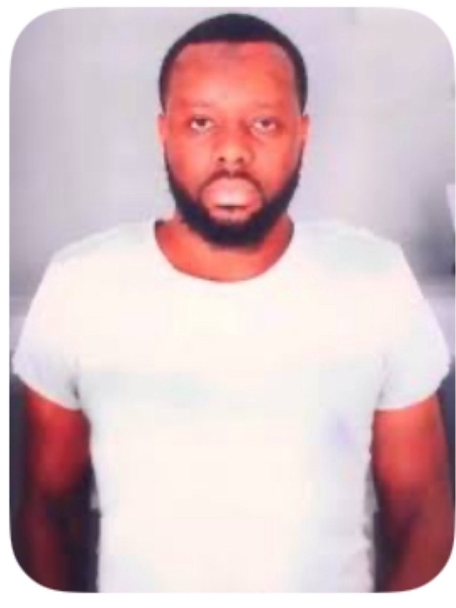 b_kongolo's tweet photo. @booba voilà la vidéo, je l’ai retrouvée : Maître Gims sans lunettes.” https://t.co/fvpfizJtE6