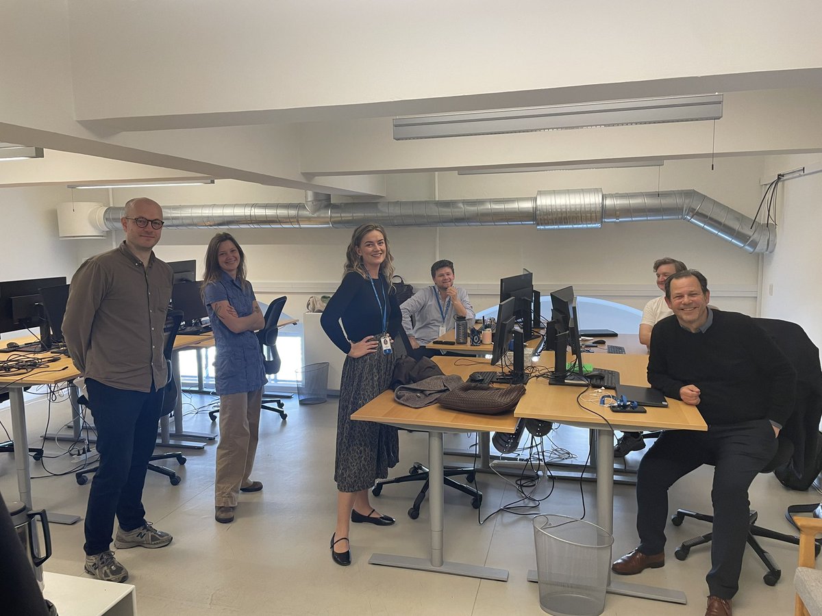 Jajaja. Jeg ser alle jeres billeder af cute børn med nye skoletasker og hæver med denne fine, fine klasse, jeg netop er mødt ind til efter 100 år på barsel ✨Hit me for kaffe eller klemmeposer #dkpol