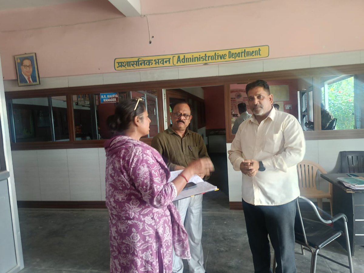 आज M j S intercollege में कक्षा 10 के 72 बच्चों को Td का वैक्सीनशन हुआ प्रधानाचार्य श्री संतोष कुमार तिवारी जी अमूल्य सहयोग रहा ए एन एम मीनाक्षी सिंह ने टीकाकरण किया