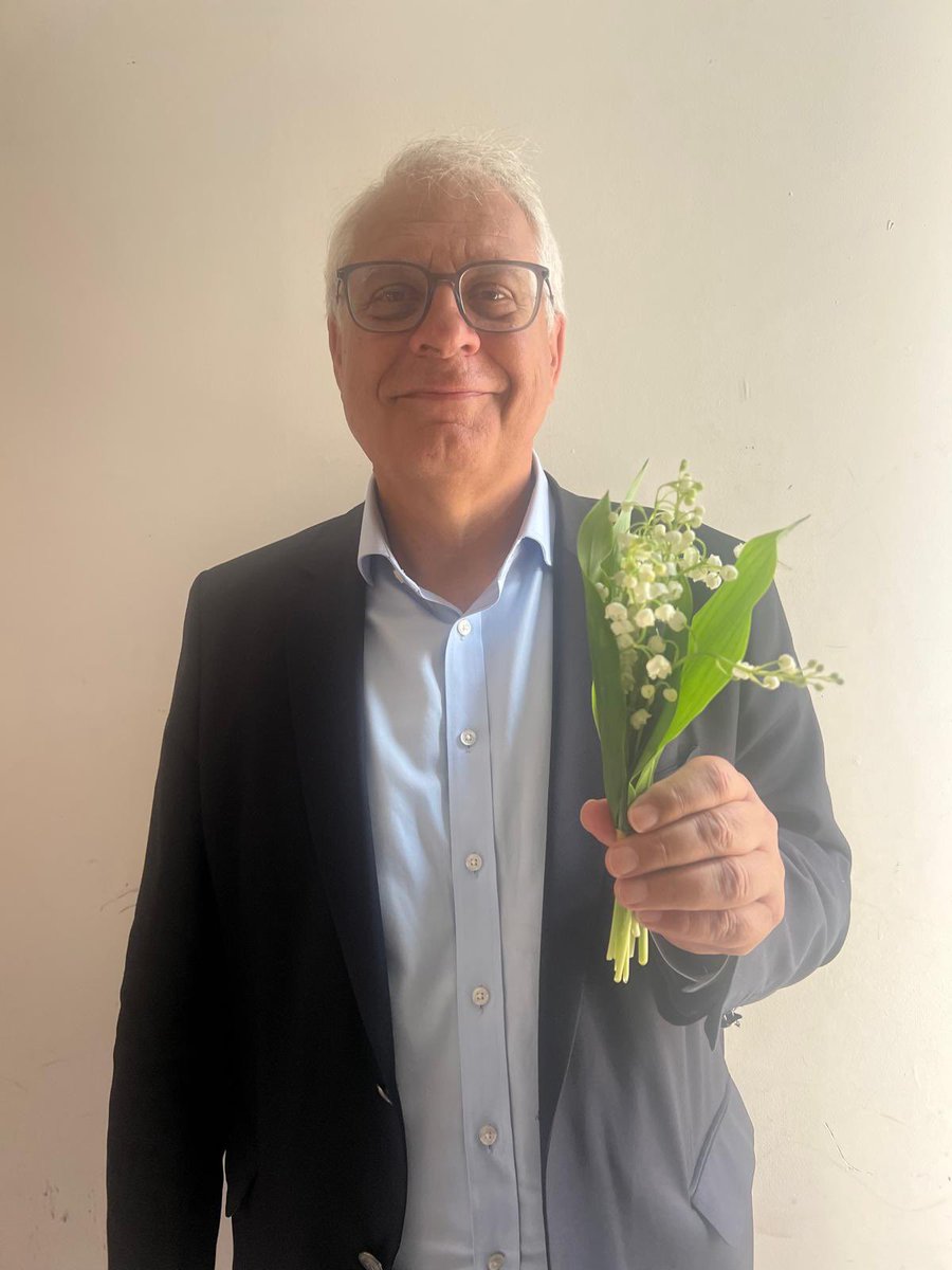 1er Mai : l’union de la Gauche c’est : 

- les congés payés en 1936,
- la retraite à 60 ans en 1982,
- les 35 h en 1998/2000 

 ✊Quand la Gauche est unie , elle fait gagner le camp des travailleurs.

#1ermai #travailleur #travail #gauche #droitdutravail #argenteuil