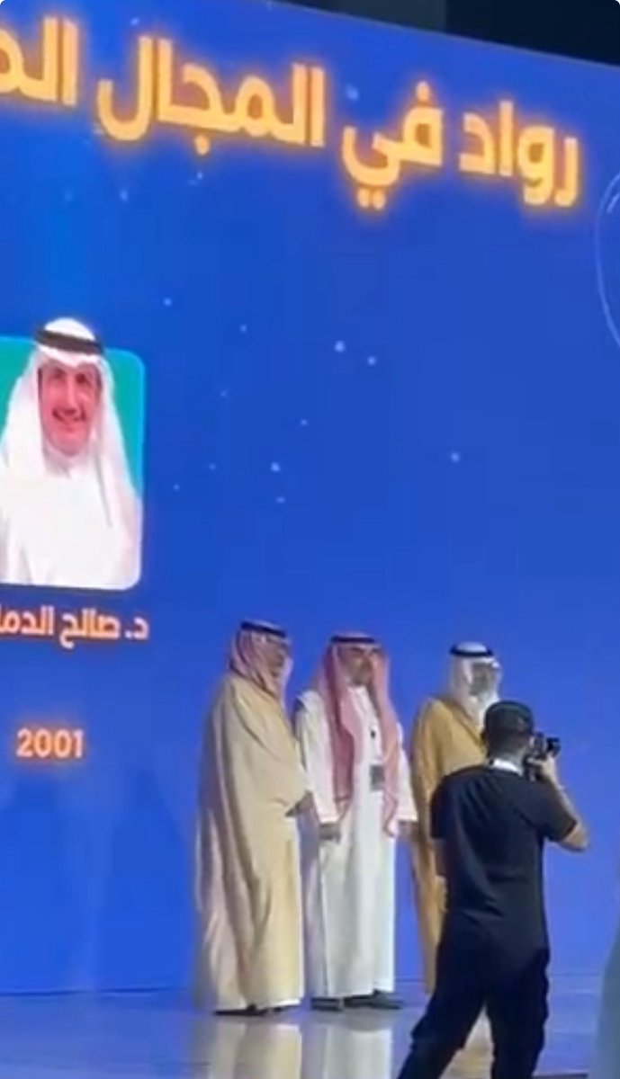 د صالح الدمّاس (@aldammasdr) on Twitter photo سعدت بتكريمي كأحد رواد زراعة الأعضاء في المملكة العربية السعودية من قبل معالي وزير الصحة الأستاذ فهد الجلاجل <a href="/FahadAlJalajel/">فهد الجلاجل</a> _وسعادة مدير المركز الوطني لزراعة الأعضاء الدكتور طلال القوفي <a href="/talgoufi/">طلال القوفي</a> _أثناء مؤتمر زراعة الأعضاء كوني مؤسس ورئيس أول برنامج لزراعة الرئة في العالمين سعدت بتكريمي كأحد رواد زراعة الأعضاء في المملكة العربية السعودية من قبل معالي وزير الصحة الأستاذ فهد الجلاجل <a href="/FahadAlJalajel/">فهد الجلاجل</a> _وسعادة مدير المركز الوطني لزراعة الأعضاء الدكتور طلال القوفي <a href="/talgoufi/">طلال القوفي</a> _أثناء مؤتمر زراعة الأعضاء كوني مؤسس ورئيس أول برنامج لزراعة الرئة في العالمين