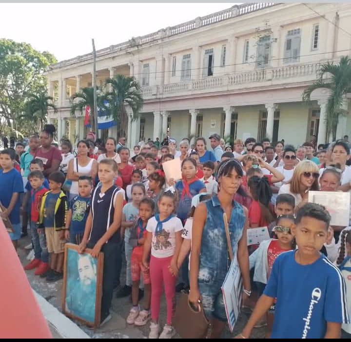 Hoy más que nunca, el #1Mayo es una celebración de nuestros derechos y logros. ¡Juntos en las calles, mostrando nuestra fuerza! 💥 #PorCubaJuntosCreamos
