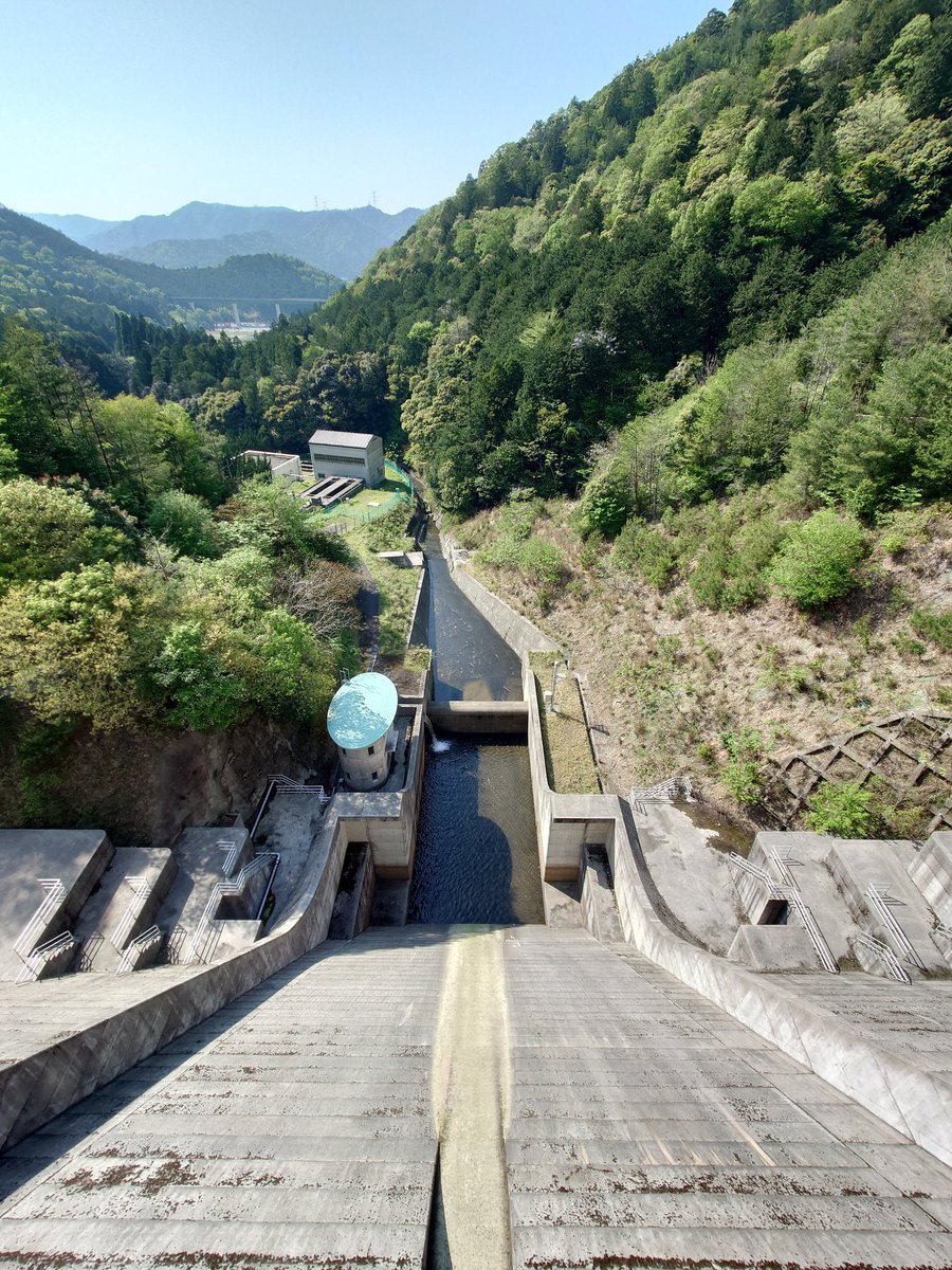 大津呂ダム。一気に飛んで福井県に入って、おおい町にあります。ダムから近畿自動車道が見えます。獣避けのフェンスを自分で開けて管理所に入っていきます。職員の方がたまたまいてダムカードをいただけました。ありがとうございます