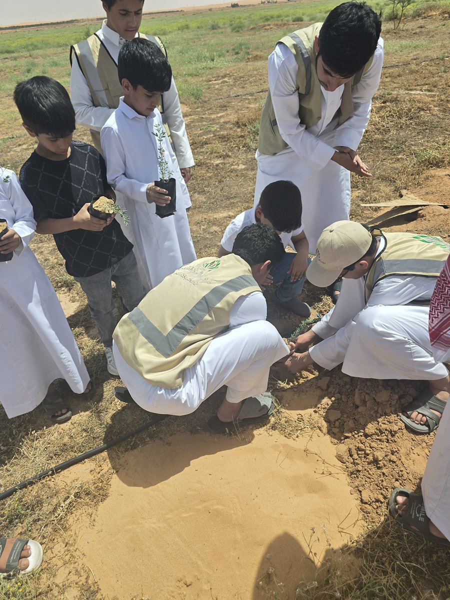 <a href="/Vuqassim/">وحدة التطوع - إمارة القصيم</a> <a href="/livealasyah06/">لايف الأسياح</a> <a href="/abalworood/">بلدة أبا الورود</a> <a href="/abalworood_news/">لايف أباالورود</a> <a href="/mosandah/">مجتمع مساندة</a> <a href="/SPAregions/">واس العام</a> <a href="/sabqorg/">صحيفة سبق الإلكترونية</a> <a href="/volunteerksa1/">السناب التطوعي</a> <a href="/f103cc/">فعاليات القصيم🎡</a> <a href="/aaahegbani1/">تنمية الغطاء النباتي</a> <a href="/SPAqualitylife/">واس جودة الحياة</a> <a href="/alekhbariyatv/">قناة الإخبارية</a> المبادرة السادسة :

قام أبطال #فريق_أباالورود_التطوعي

بإقامة دورة تدريبية ميدانية لتدريب الشباب والأطفال على طريقة غرش الشتلات والاهتمام بها ومتابعتها

#بيئتنا_كنز 
#اليوم_الخليجي_للمدن_الصحية 
#مدن_صحية_لتنمية_مستدامة