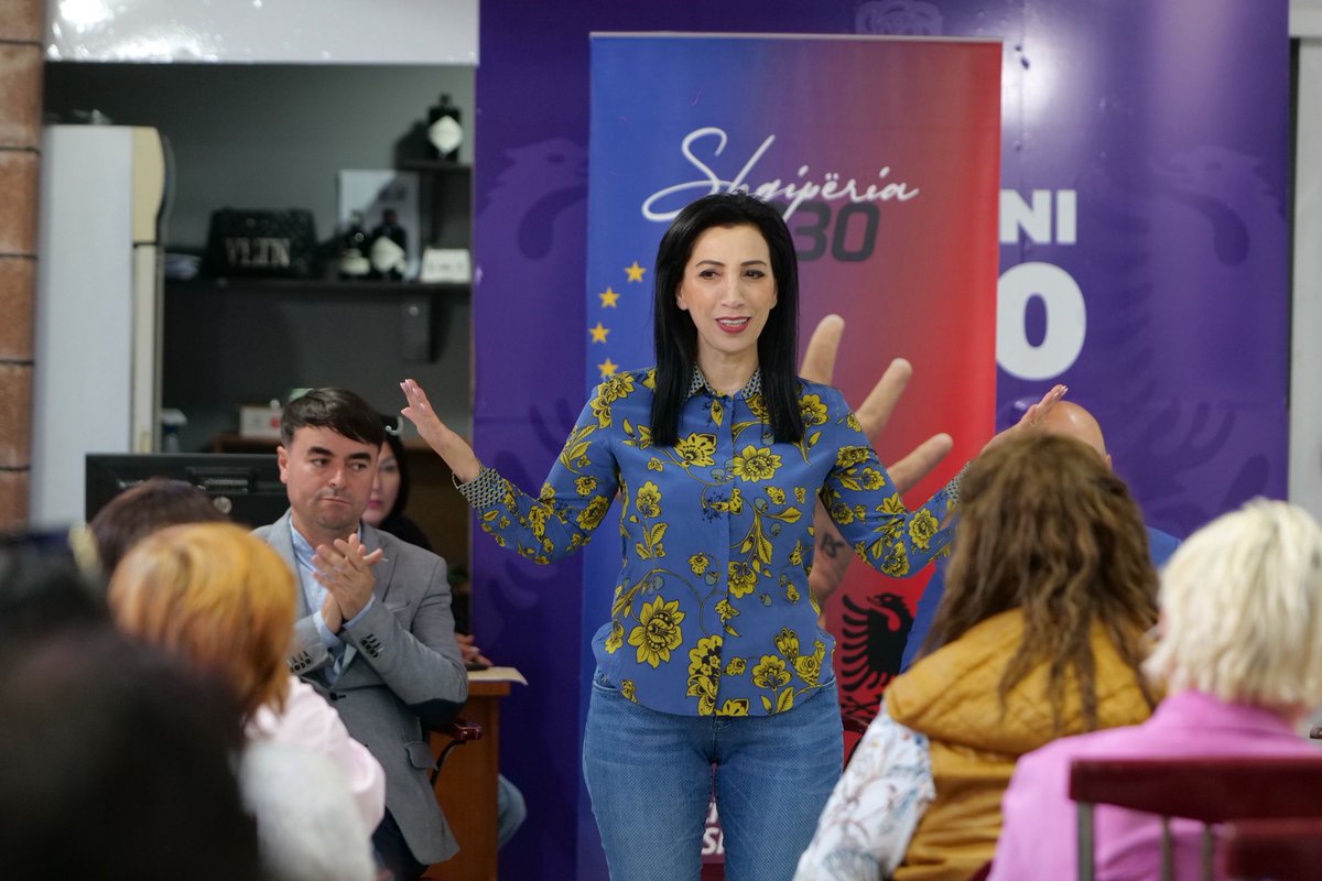 EvisKushi's tweet photo. 👩🏻👱🏻♀️ Me gratë dhe vajzat energjike, të palodhura e frymëzuese të Rajonit 5 në Elbasan, të cilat janë mbështetja më e fortë e Partisë Socialiste! 🌹
#PSElbasan🌹 #PS🖐️
#Shqipëria2030🇪🇺❤️🇦🇱 https://t.co/9IfemNhEeQ