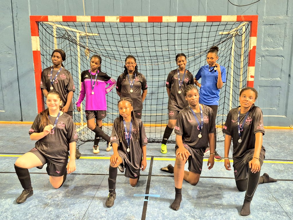 asstex93110's tweet photo. Les benjamines vice championnes du 93 en futsal! ⚽️🥈💪 @StExRosny93 @unss_93 https://t.co/url98gLhln