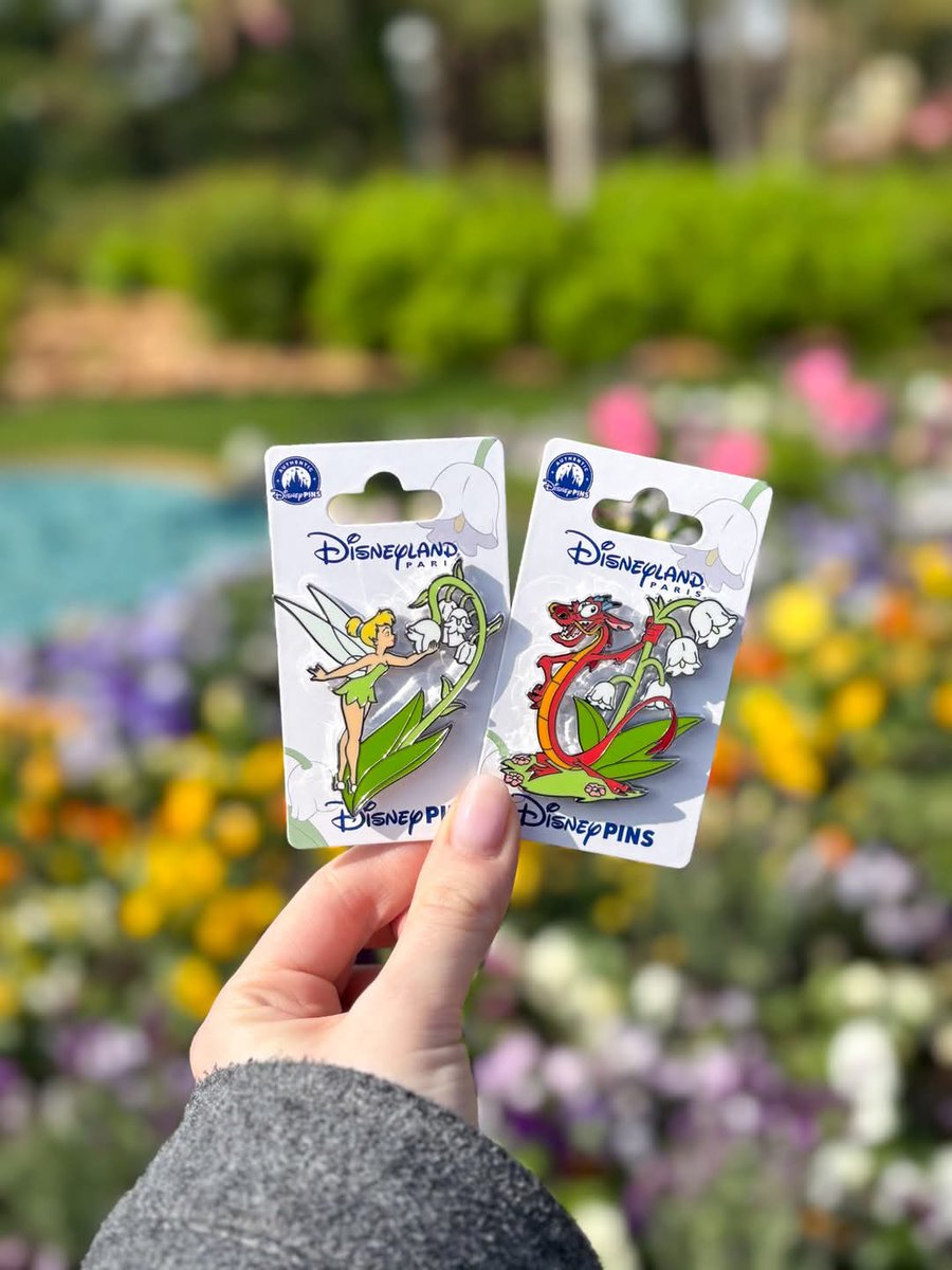 Offrez aujourd'hui un brin de muguet à vos proches ou pourquoi pas l'un de ces jolis pin's en vente dans plusieurs boutiques de Disneyland Paris (12 € l'unité, éditions non limitées).