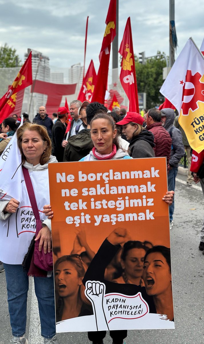 kadindayanismak's tweet photo. Hesap sormak için kadınlar Kadın Dayanışma Komiteleri ile 1 Mayıs’ta. Patrona, zorbaya diz çökmüyoruz. Yaşasın 1 Mayıs🚩 https://t.co/ifv3dyacGK