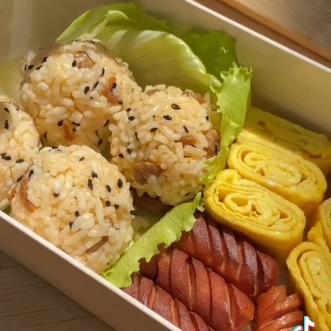 hyeeby__'s tweet image. Mending bawa bekal sendiri buat MAKAN SIANG! yang pastinya lebih LEZAT, SEHAT, &amp;amp; BERGIZI!🍱✨ Kumpulan resep di bawah ini bisa jadi referensi Lunch Box kamu!🙌🏻🥙