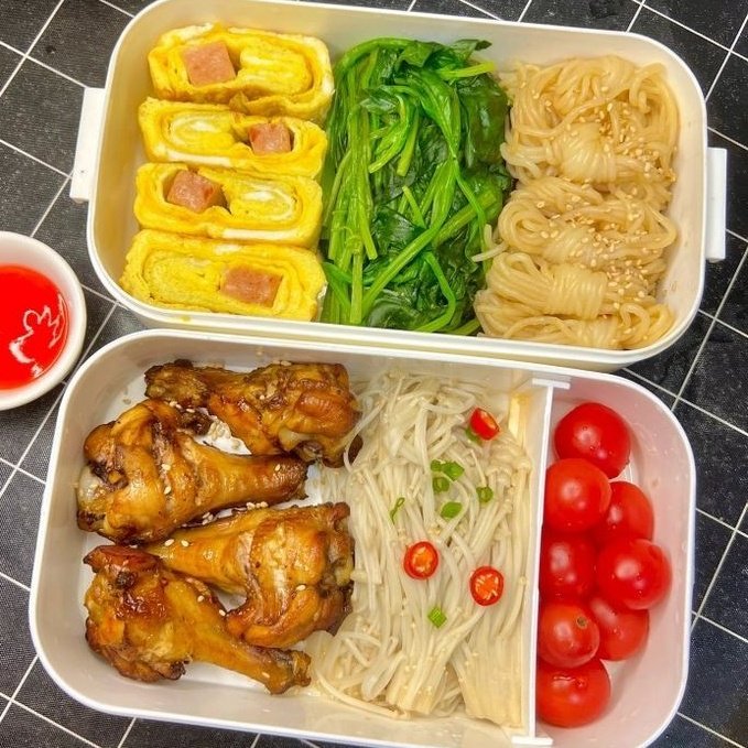 hyeeby__'s tweet image. Mending bawa bekal sendiri buat MAKAN SIANG! yang pastinya lebih LEZAT, SEHAT, &amp;amp; BERGIZI!🍱✨ Kumpulan resep di bawah ini bisa jadi referensi Lunch Box kamu!🙌🏻🥙