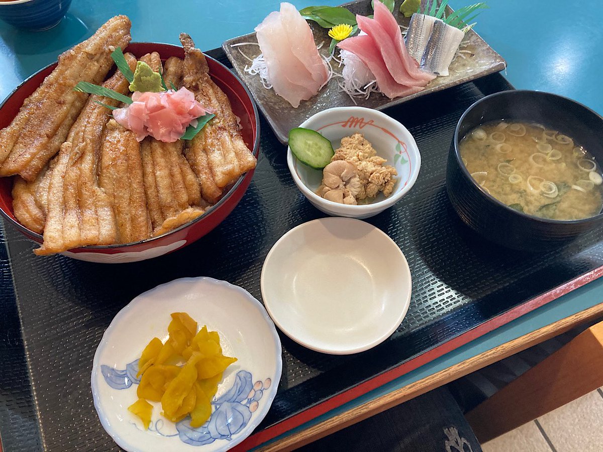 h_a2gi's tweet photo. 今日の朝ゴハン。太刀魚のふわふわ丼ですって😍
丁寧に骨抜きされてるのか食べやすい〜❤️
#鴨川
#魚屋食堂
#カネシチ水産
#太刀魚のふわふわ丼
#お刺身セット https://t.co/A7Wbj6sQdp
