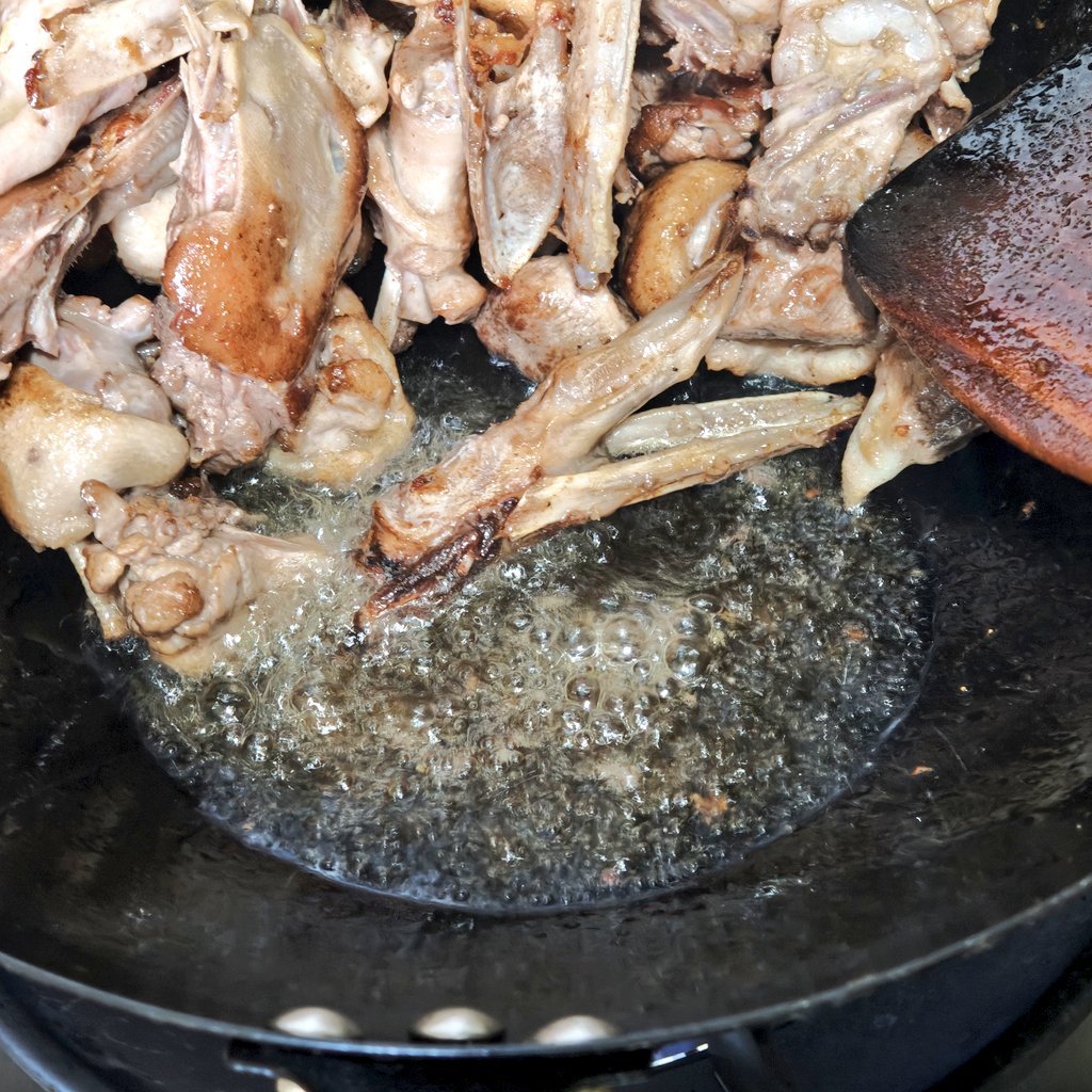 这些鸭子自身的油非常不好，不像鸡油，鸭油半点用没有，干煸出来再煮就不怕了。