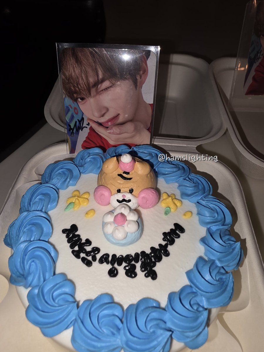 hamslighting's tweet image. 햄씨와서 한빈이한테 생일 축하 케잌도 받고 
포카에 싸인에다가 뚱쭝한 멘트까지 귀여워 완전 사랑맥스햄냥이자나ㅜㅠ❤️🐹🐱