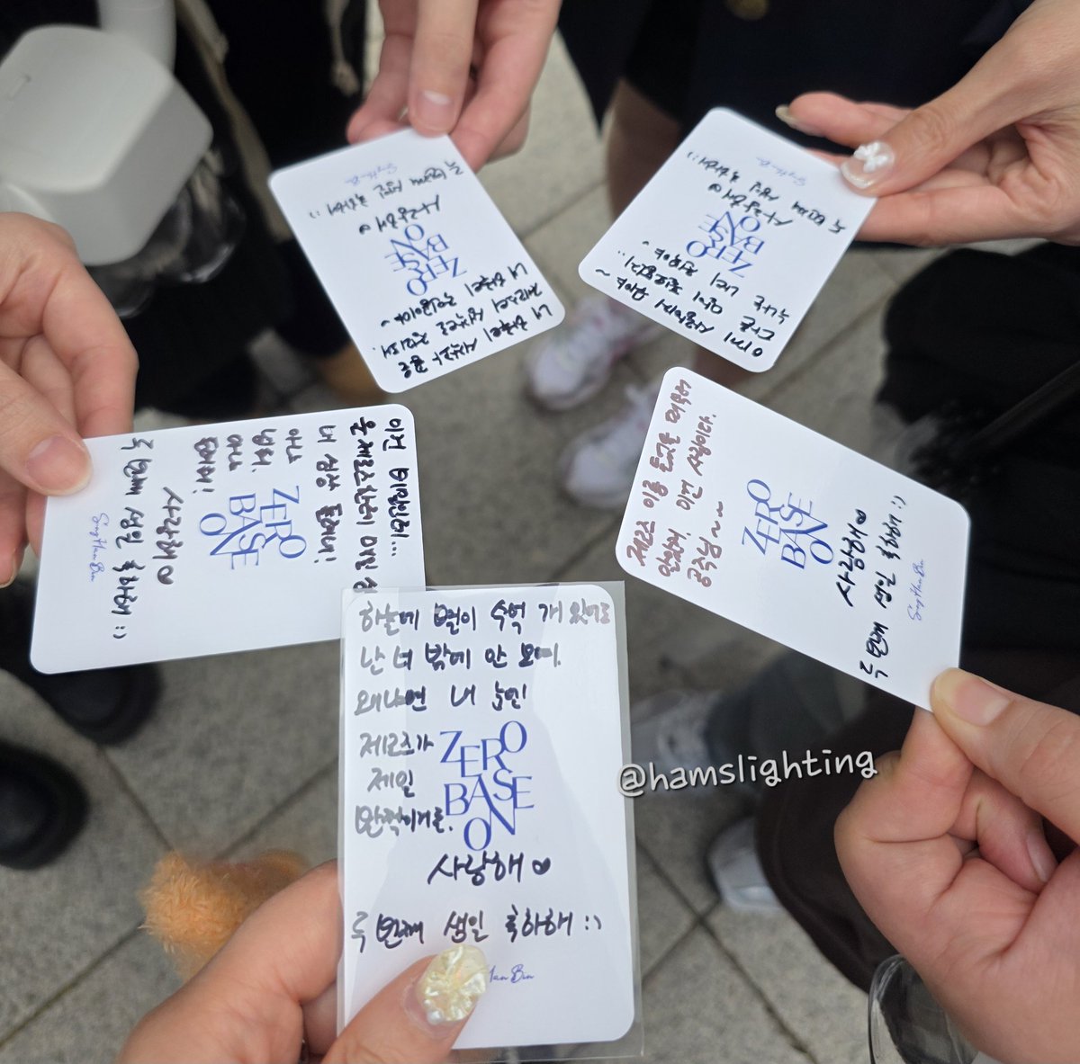 hamslighting's tweet image. 햄씨와서 한빈이한테 생일 축하 케잌도 받고 
포카에 싸인에다가 뚱쭝한 멘트까지 귀여워 완전 사랑맥스햄냥이자나ㅜㅠ❤️🐹🐱