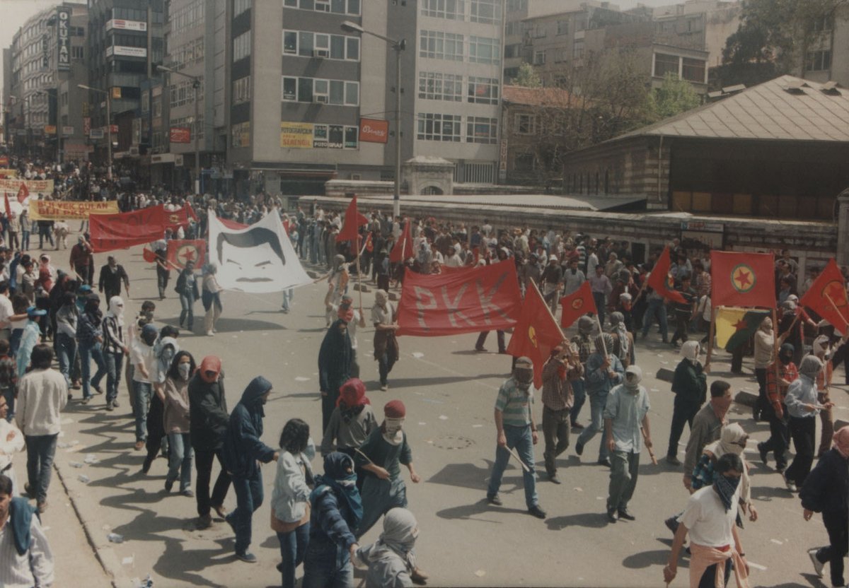 muratozer_ist's tweet photo. 1996 1 Mayıs'ında Kadıköy'de PKK'lılar gövde gösterisi yaptı. Sokakları yaktılar, yıktılar. Çatışmalarda 3 kişi öldü.
🔻İktidarda seçimlerden 3. çıkmasına rağmen Demirel tarafından görevlendirilen Mesut Yılmaz vardı. 
Çünkü Erbakan'ın en çok oyu almasına rağmen hükümet kurmasına izin verilmemişti.
🔻Azınlık hükümetinin acziyetini gören terör örgütü bunu fırsata çevirdi.
İşte çok istedikleri "parlamenter sistem" buydu.