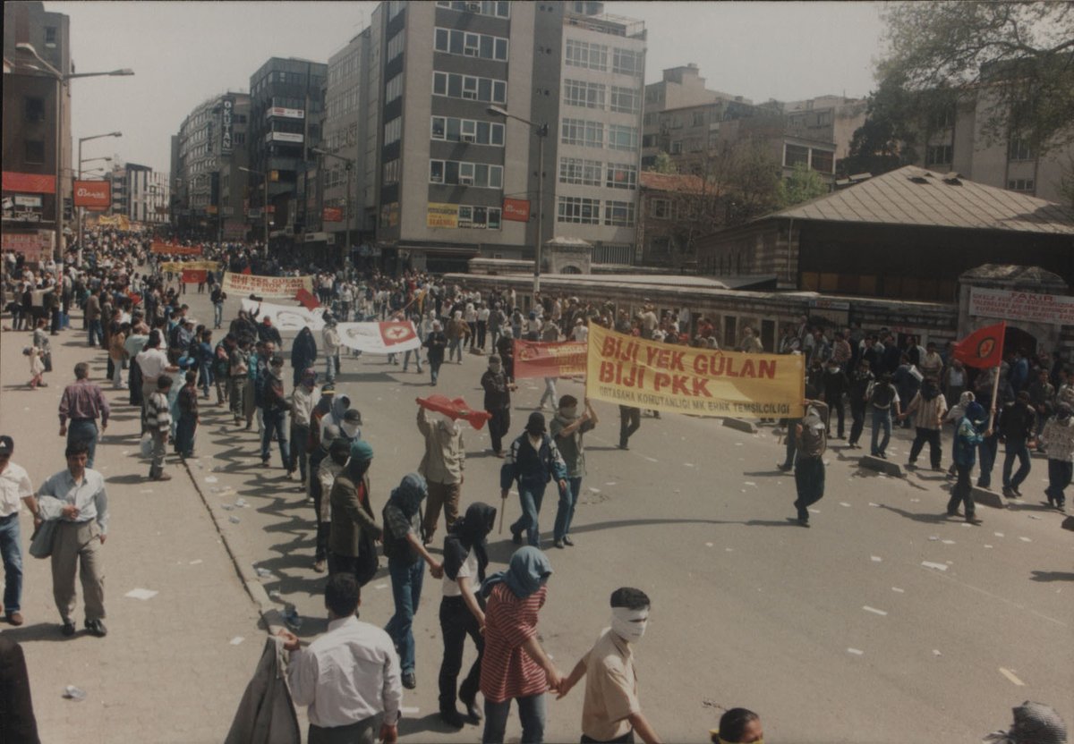 muratozer_ist's tweet photo. 1996 1 Mayıs'ında Kadıköy'de PKK'lılar gövde gösterisi yaptı. Sokakları yaktılar, yıktılar. Çatışmalarda 3 kişi öldü.
🔻İktidarda seçimlerden 3. çıkmasına rağmen Demirel tarafından görevlendirilen Mesut Yılmaz vardı. 
Çünkü Erbakan'ın en çok oyu almasına rağmen hükümet kurmasına izin verilmemişti.
🔻Azınlık hükümetinin acziyetini gören terör örgütü bunu fırsata çevirdi.
İşte çok istedikleri "parlamenter sistem" buydu.