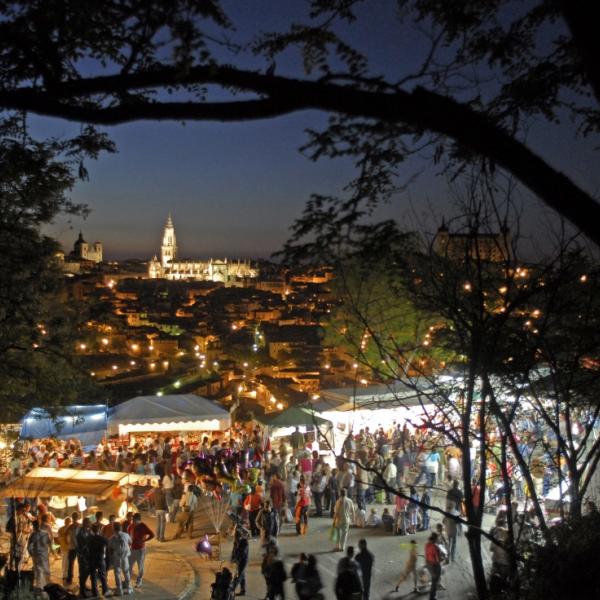 Feliz Día de la Virgen del Valle, toledanos. Ha llovido desde 1920, cuando se tomó la primera foto, pero la tradición de pasar el día en el Valle sigue estando "en nuestro ADN toledano".

📷 Real e Ilustre Cofradía N.S. Valle.