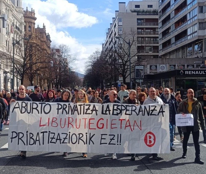 Zerbitzu publikoen pribatizazioak interes ekonomiko pribatuei erantzuten diete, non prekarietatean eta soldaten merkatzean eta gobernu-taldeko alderdien antzeko enpresen aberaste azkar eta errazean oinarritutako lan-harremanak ematen diren. 
ESPERANTZAREN PRIBATIZAZIOARI EZ!!