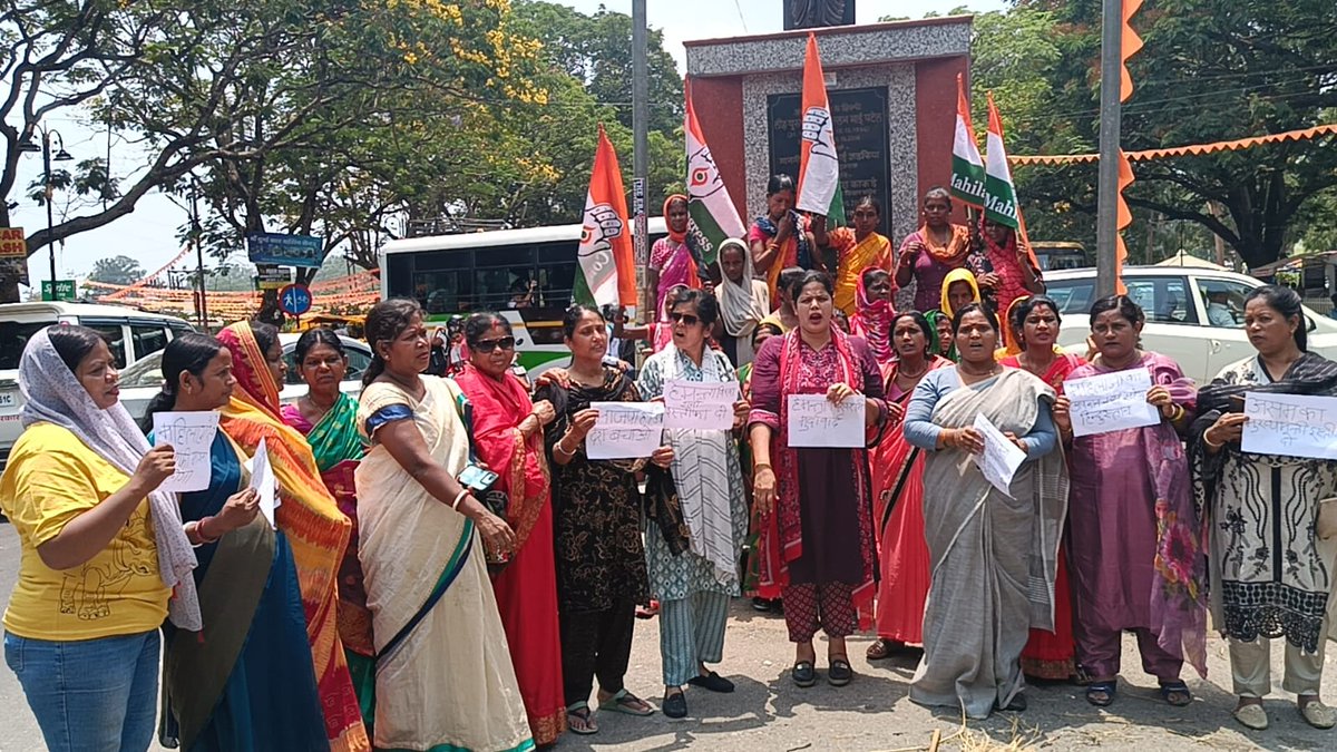 असम के मुख्यमंत्री हेमंत विश्व शर्मा के द्वारा महिलाओं पर की गई अभद्र टिप्पणी पड़ सकता है महंगा*

<a href="/JharkhandPMC/">Jharkhand Pradesh Mahila Congress</a> अध्यक्ष <a href="/gunjanS9434/">Gunjan kumari singh🇮🇳</a> के नेतृत्व में रांची में विशाल जुलूस का हुआ आयोजन* 

*महिला कांग्रेस के द्वारा असम के मुख्यमंत्री हेमंत विश्व शर्मा का फूंका गया पुतला*