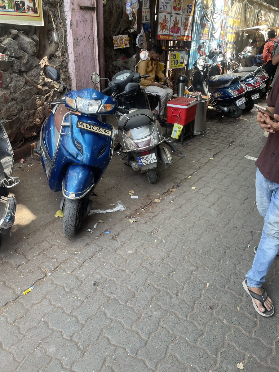roads39331's tweet photo. नो पार्किंग झोनमध्ये पार्क केलेल्या बाईक
हरियाणा वाला लेन स्टेशन रोड कुर्ला पश्चिम
वृद्ध आणि महिलांना या समस्येचा सामना करावा लागतो आणि आपत्कालीन परिस्थितीत ते कठीण होईल@MTPHereToHelp @CMOMaharashtra @PMOIndia https://t.co/Un4fdcSpnj