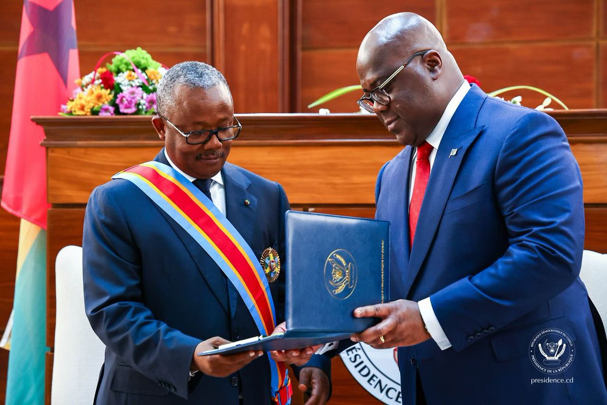 🇨🇩🤝🇬🇼 RDC - Guinée-Bissau : Le Président Tshisekedi a décoré son homologue Umaro Sissoco Embaló du Grand Cordon de l’Ordre National Kabila-Lumumba. Un geste fort pour la coopération et la paix en Afrique. #Diplomatie #RDC #GuinéeBissau
