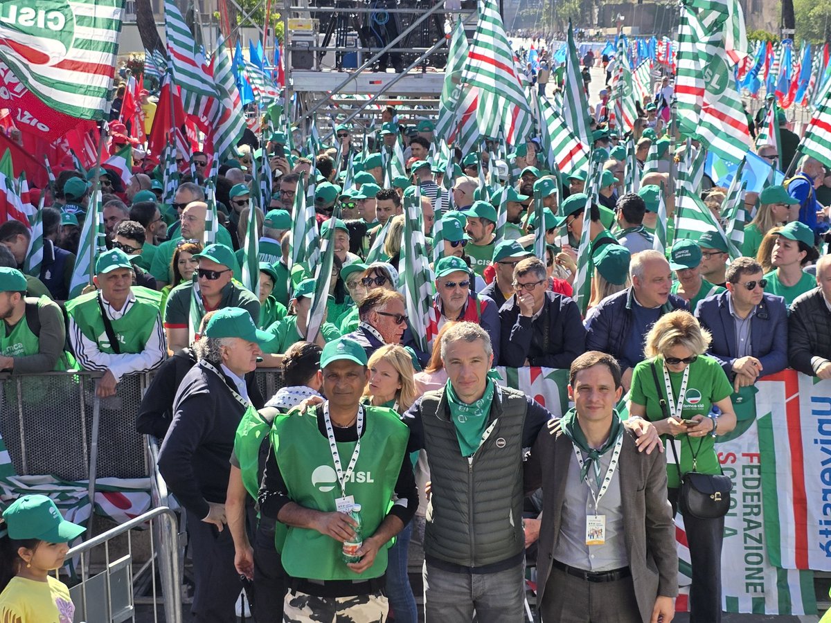 fai_cisl's tweet photo. "Uniti per un lavoro sicuro" 📢 Buon #PrimoMaggio a tutte e tutti dalla #FaiCisl! La nostra Federazione presente in tutte le manifestazioni di Cgil Cisl Uil con delegazioni provenienti da tutta Italia, a Casteldaccia con il Segretario generale @OnofrioRota e i segretari nazionali @Mohamed__Saady e @MaxAlbaneseFai, a Roma con il segretario nazionale @GiorniPatrizio. #FestaDeiLavoratori #primomaggio2025