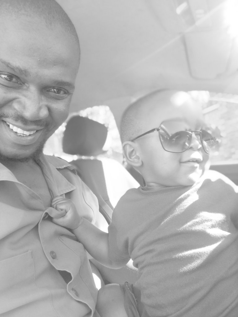 Juks_Afrika's tweet image. I dnt why ke ngangaretswe byana😳ke forciwa goba #Presentdad🤣