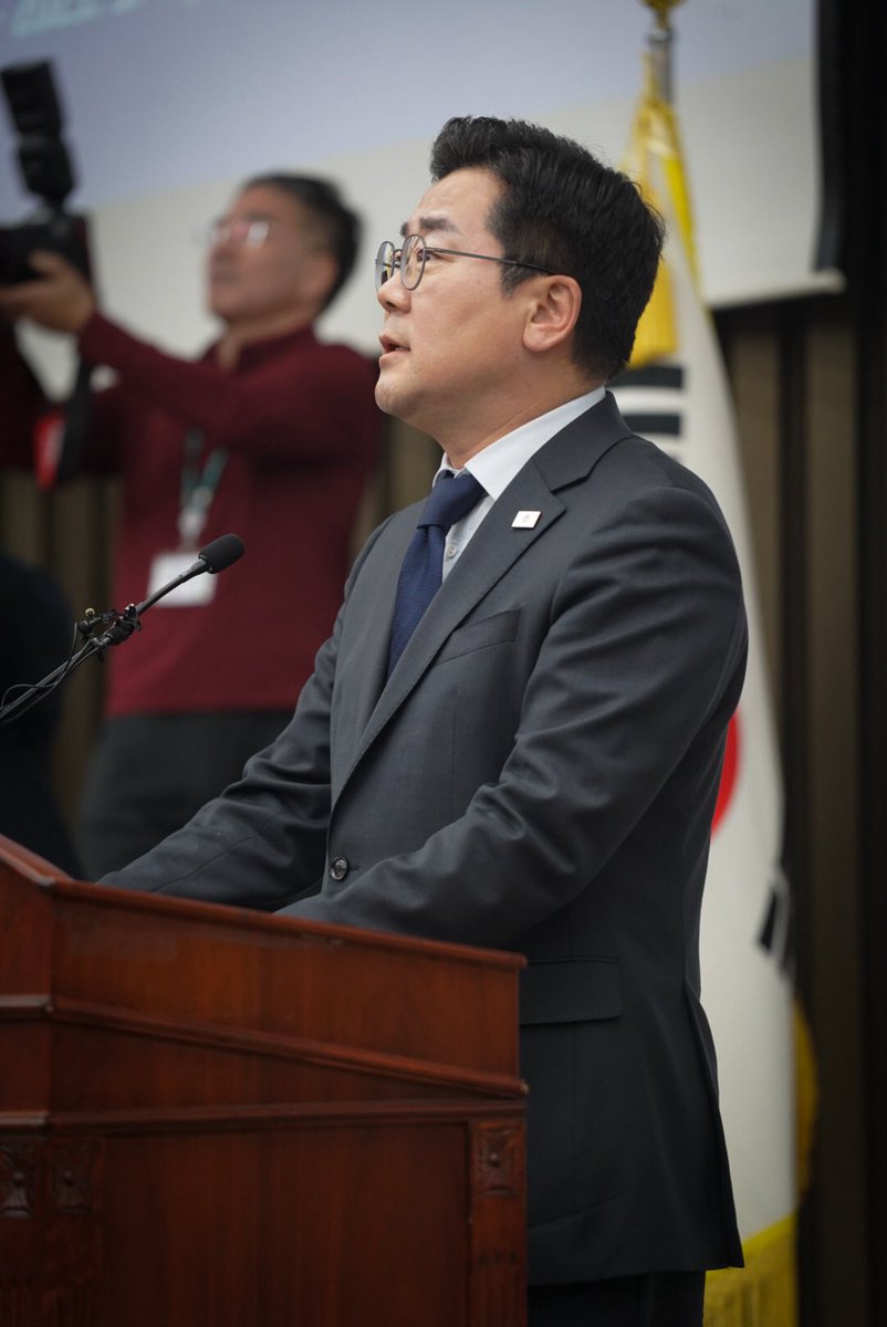 <긴급 의원총회>

3시에 대법원이 파기환송 선고하고 4시에 한덕수가 사퇴, 사실상 대선 출마를 선언합니다.

이게 짜고치는 고스톱입니까? 국민들이 모를 줄 압니까? 귀에 걸면 귀걸이, 코에 걸면 코걸이라고 하더니, 딱 그짝입니다. 고무줄 판결도 이런 고무줄 판결이 없습니다.

오늘 대법원