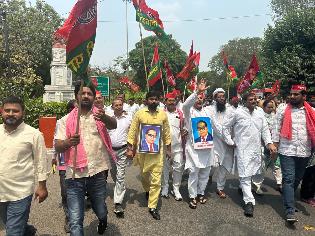AamitSharmasp's tweet photo. माननीय राष्ट्रीय अध्यक्ष श्री अखिलेश यादव जी के निर्देशानुसार
सपा सांसद माननीय रामजीलाल सुमन पर सत्ता संरक्षित करणी सेना द्वारा जानलेवा हमला के विरुद्ध आज कलेक्ट्रेट पर शांतिपूर्ण धरना प्रदर्शन कर महामहिम राष्ट्रपति के नाम ज्ञापन दिया! 
अखिलेश यादव जिंदाबाद
 समाजवादी पार्टी https://t.co/hlulHSd7Df