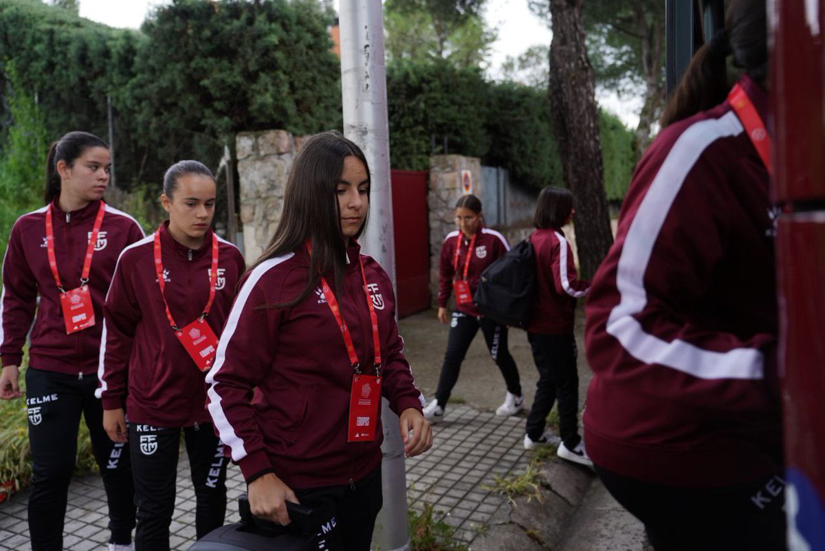 ¡Ponemos rumbo al campo! Semifinal en marcha ⚽️🔥 

¡Vamos con todo, chicas!💪🏼

▶️ youtube.com/live/rpkwNjSdO…