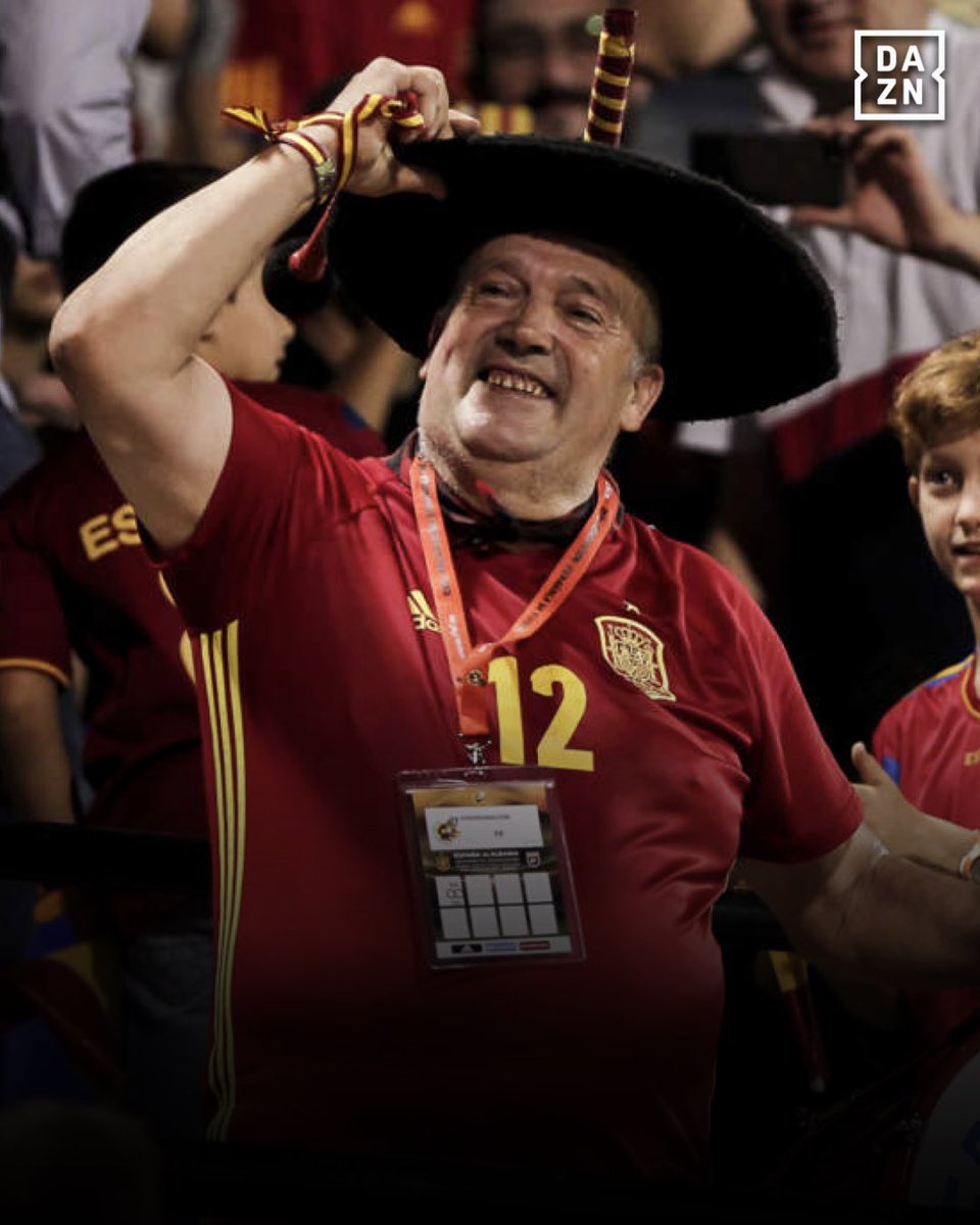 DAZNFutbol's tweet photo. Allá donde jugó La Roja, siempre estuvo él.

Hoy, el bombo más icónico de España se detiene,
pero su eco seguirá latiendo en cada grada,
en cada gol, en cada corazón que aliente a la Selección.

Hasta siempre, Manolo. Gracias por hacerlo inolvidable ❤️ https://t.co/YogpcYhzfx