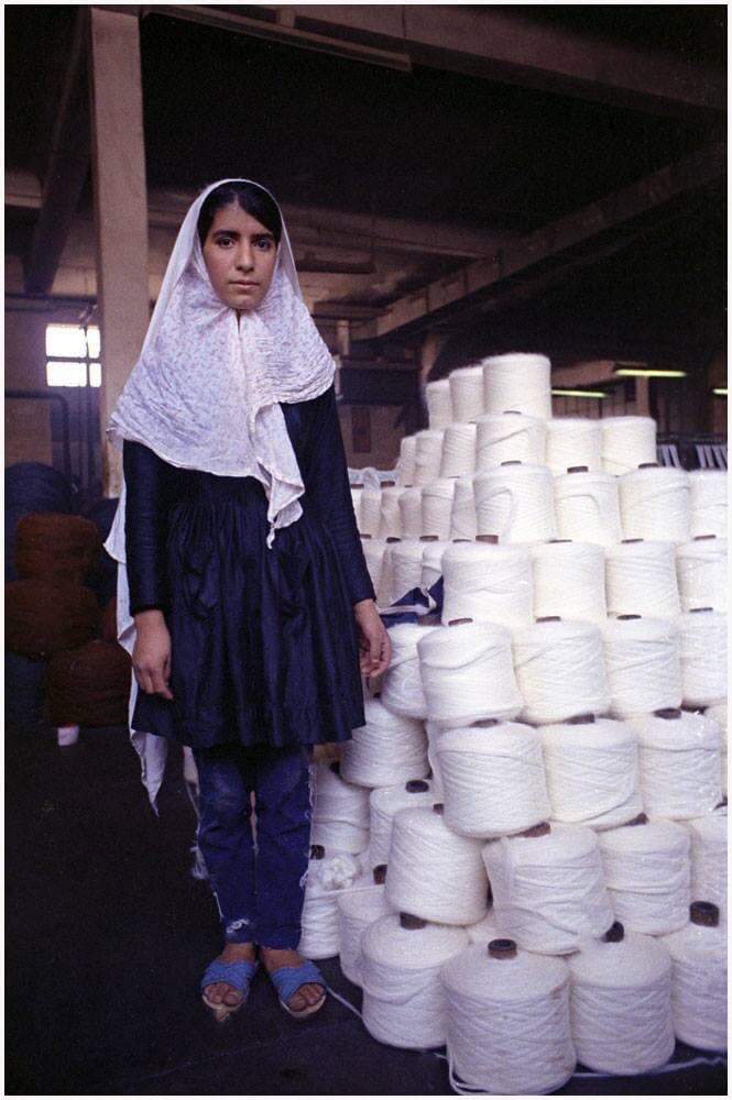 alimalihi's tweet photo. روز کارگر مبارک، زن کارگر کارخانه ریسندگی اصفهان، سال ۱۳۵۱، عکس از کامران عدل https://t.co/HIHALANIZB