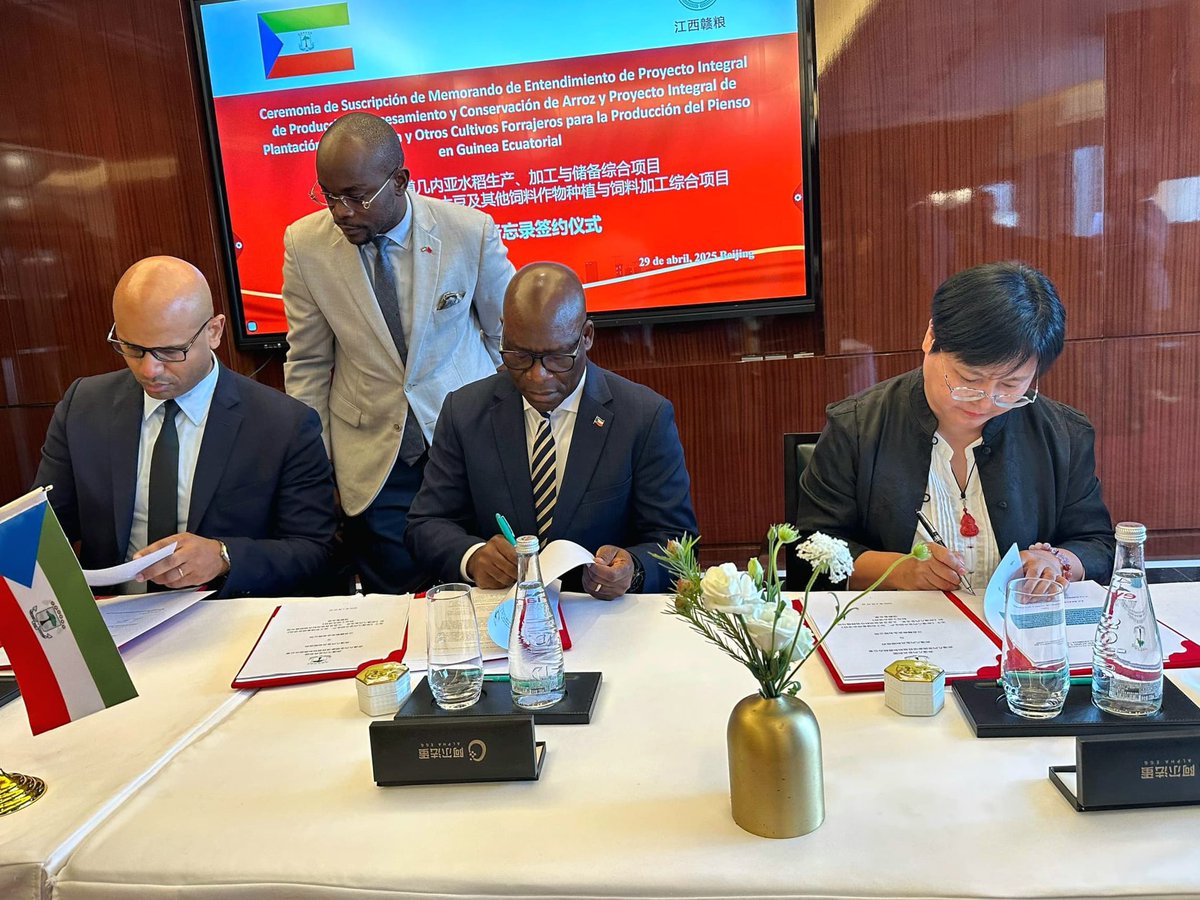 Los pasos firmes y seguros hacia la consecución del plan de diversificación económica en Guinea Ecuatorial son cada vez más evidentes. Hoy hemos suscrito en Pekín un importante memorando de entendimiento con la empresa Jiangxi Ganliang Industrial. El acuerdo recoge el proyecto