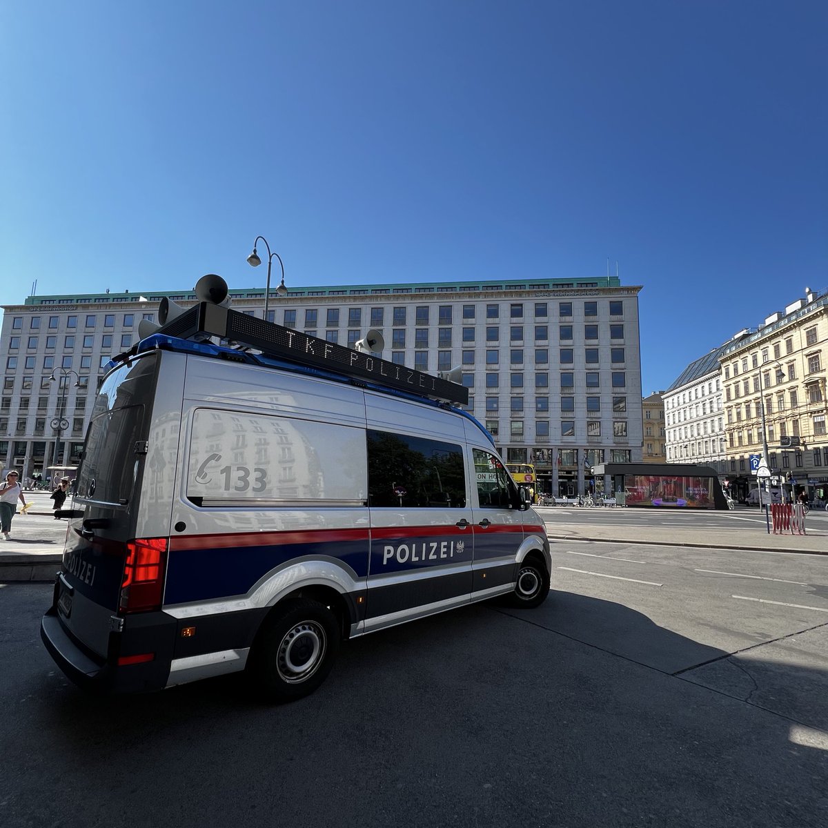 ➡️ 10:30

Im Bereich #Oper sammeln sich bereits die unterschiedlichen Demoblöcke für die „internationalistische“ Demo. Polizei ist vor allem mit Lautsprecherwagen und Dialogpolizei vor Ort.

#w0105 #wien
