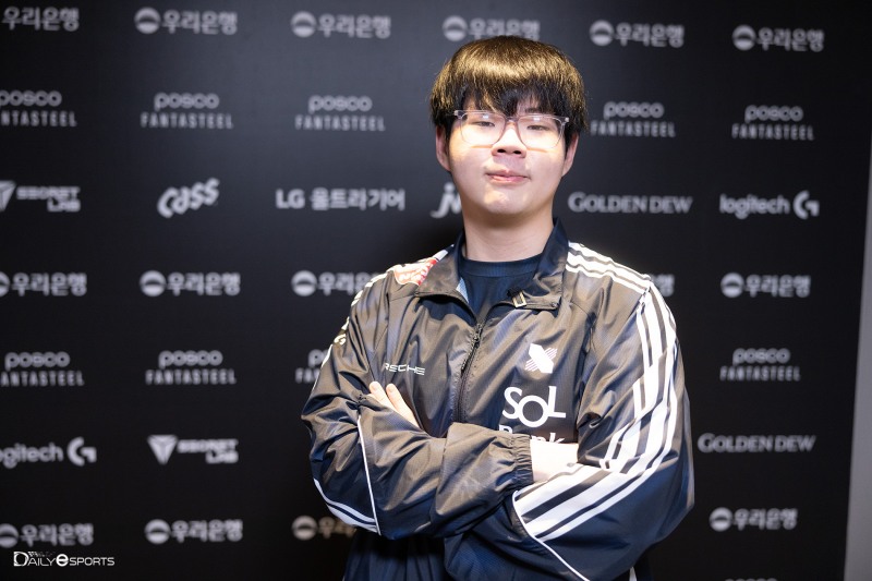Breaking News) DRX LazyFeel is the first foreign player to compete in an official match since the LCK introduced the franchise.  #LoL  #LCK  #LazyFeel  <a href="/DRX_LCK/">KIWOOM DRX League of Legends</a> <a href="/LCK/">LCK</a>  .<a href="/lolesports/">LoL Esports</a>