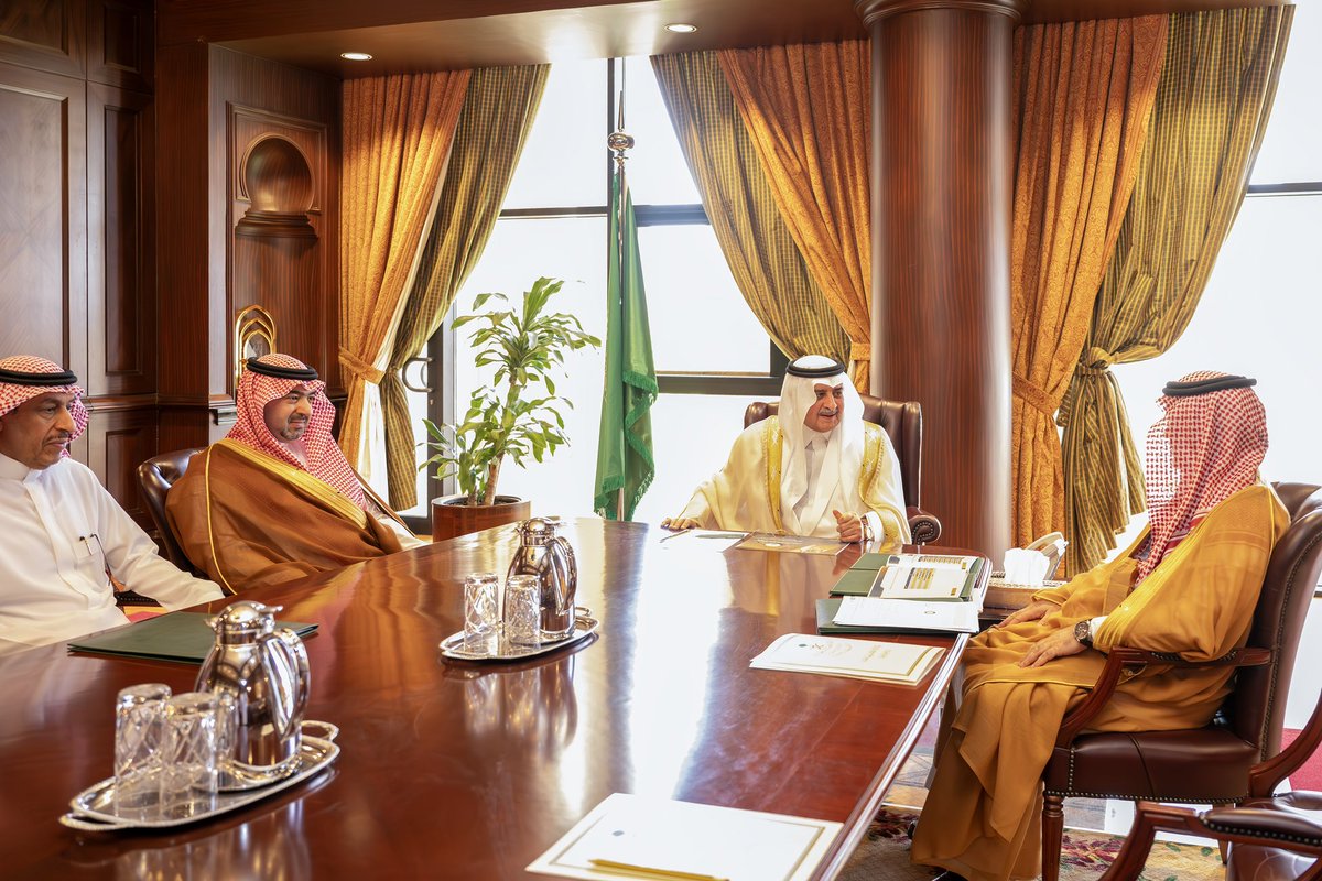 سمو #أمير_منطقة_تبوك  يستقبل رئيس جامعة تبوك رئيس اللجنة الاشرافية على جائزة الأمير فهد بن سلطان للتفوق العلمي والتميز الدكتور عبدالعزيز بن سالم  الغامدي ، واطلع سموه خلال اللقاء  على تقرير مفصل عن الجائزة ومجالاتها المختلفة في التحصيل العلمي والإبداع والابتكار والخدمة المجتمعية