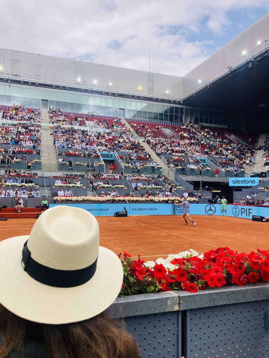 RMD_Robert's tweet photo. Otro año más, grata experiencia e inmejorable trato en el Mutua Madrid Open.. Gracias por la invitación!! 🎾🙌🏻😉
Luego tocó cumplir con las obligaciones ⚽️👊🏻

#LaFamiliaRMD⚽️ #MMOpen #AtleticoMadrid #FutbolBase #SiempreMas https://t.co/ACqmqt85YY
